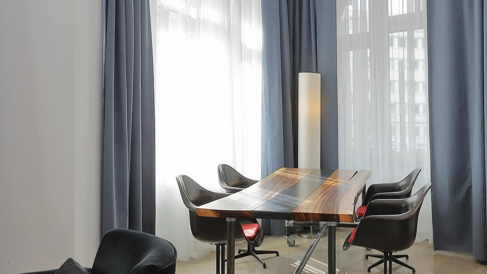 Devin Art Hotel Düsseldorf 4*,